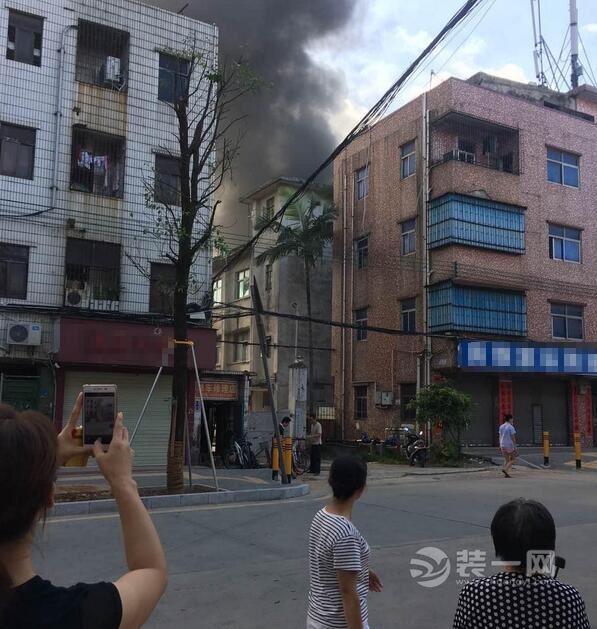 今晨突发！深圳横岗安良社区一工厂起大火现场图集