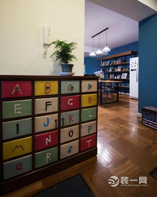 156㎡工业风蓝色墙装修 客厅书房餐厅厨房一体化设计