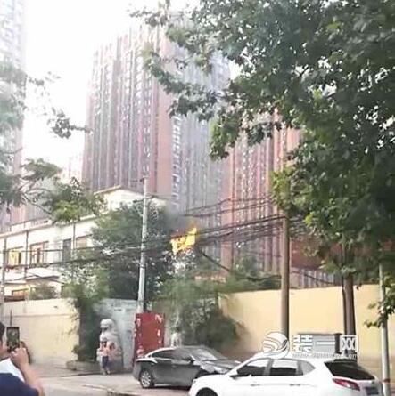 郑州一电缆突然燃烧起火 停在下方的私家车“遭殃”