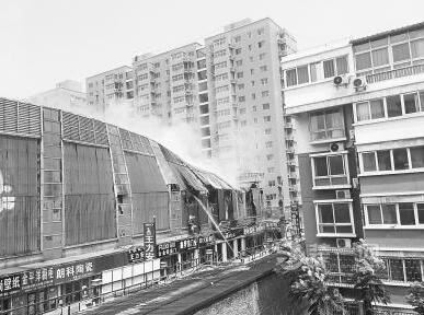 郑州一建材家具市场着火浓烟飘了十余小时 损失不小