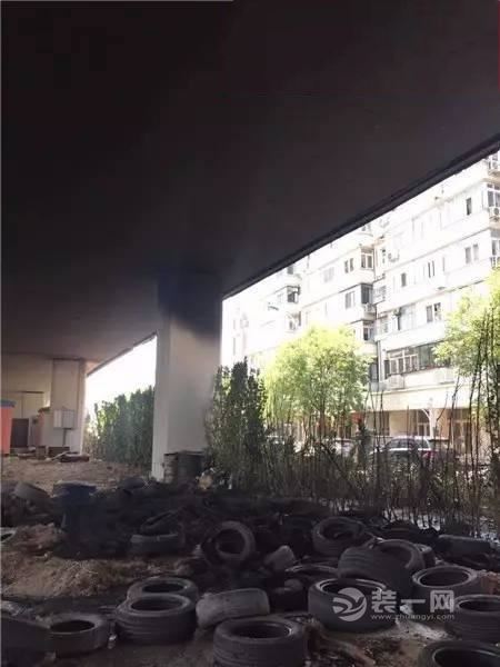 天津一天之内烧了三把火 楼顶临建废旧轮胎及居民楼