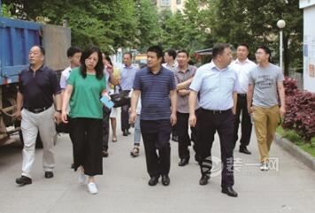 市房管局局长江永（左三）、副局长孙键（左一）深入保障房小区面对面听期盼。