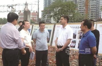 市委副书记、市长张家胜（右三）调研城区住房保障工作。