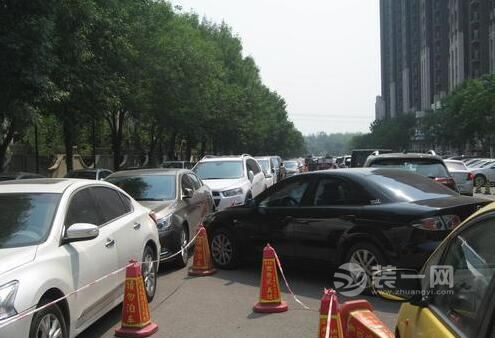 小区车库闲置业主乱停车 影响道路通畅北京居民很着急