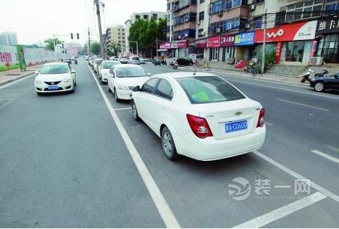 首創(chuàng)“內(nèi)嵌式”停車位鄭州市民很好奇 看究竟是咋回事