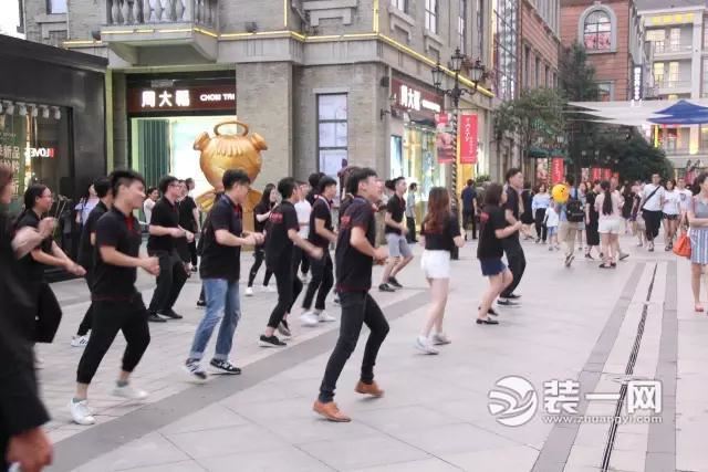 武汉圣都装饰公司引领江城街头尬舞 只为让你装修更开心