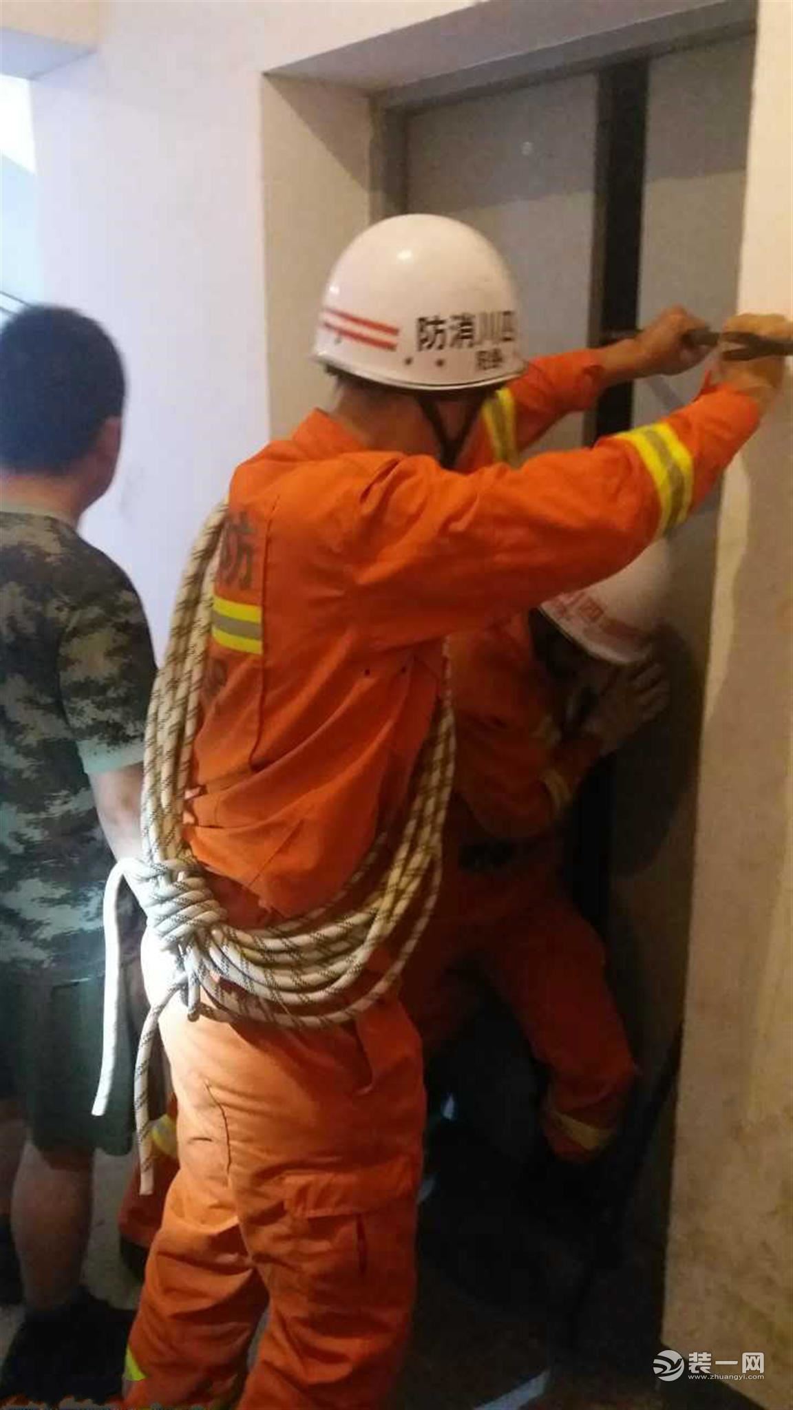 两个孩子和妈妈被困电梯里，民警迅速将他们安全救出_人员_维修_救援