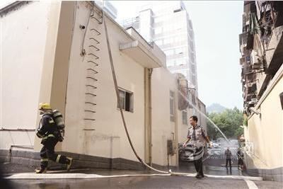 宜昌城区一单位餐厅排烟管道内起火引发火灾 众保安奋