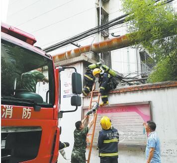 平顶山一居民家厨房失火 通道被堵消防队员翻墙扑救 