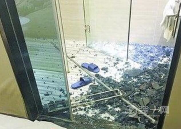 厦门酒店卫生间玻璃门破裂