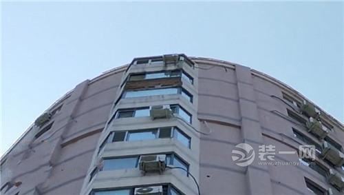 大厦十四层阳台水泥外檐脱落 天津一轿车被砸成“超跑”