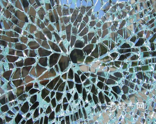 商场玻璃自爆砸伤顾客