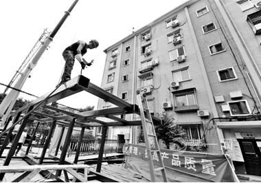 老旧小区加装电梯方案今年出台 北京推广装修爬楼器