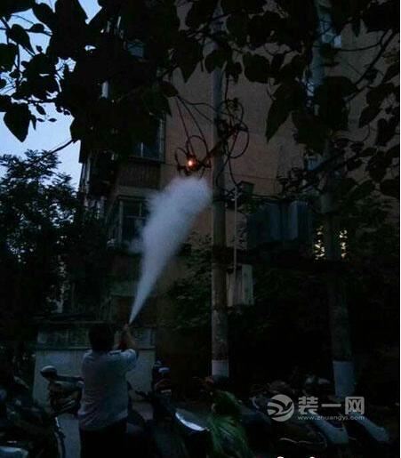郑州一小区线变压器突然失火 居民超负荷用电所导致