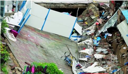 深圳西乡一商业城门前坍塌 周围居民紧急撤离闭店