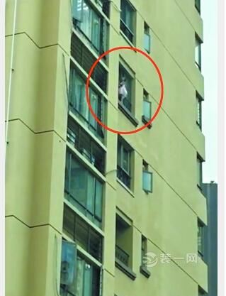 女童站在11楼窗外求救 阳台窗户防护还需从装修把关
