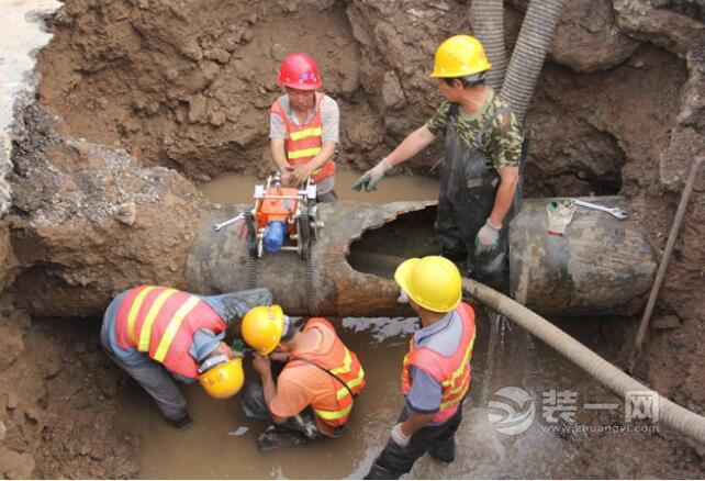 平顶山一小区自来水管道频频爆裂 百余户居民四处找水