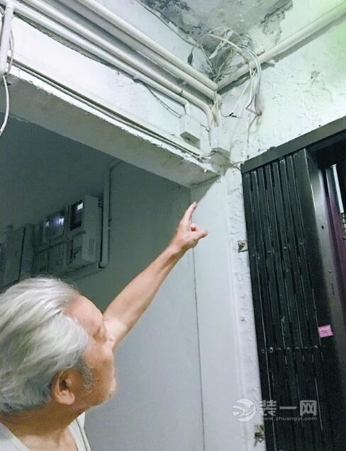 漏雨5年屋顶墙面渗水装修被毁 北京老人躲到楼下长椅上