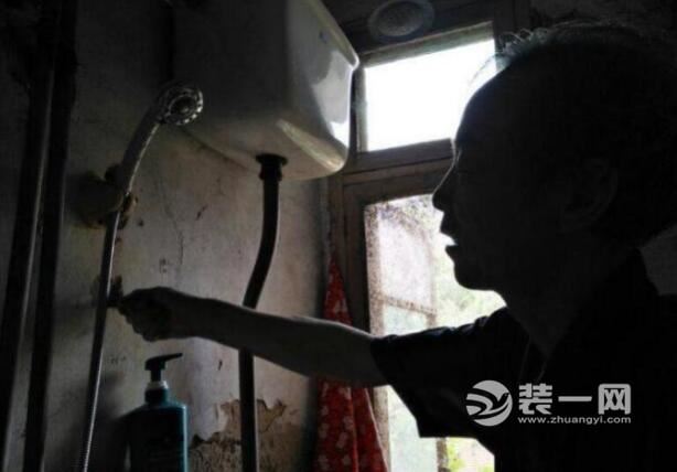 郑州一家属院房屋老化成危楼七年未拆 居民呼吁施工