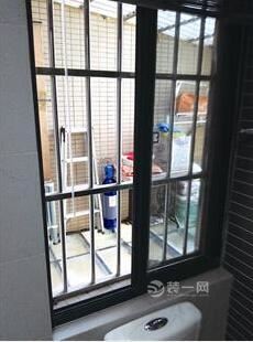 宜昌一小区25楼装修搭建玻璃栈道房 正对邻家卫生间