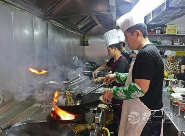 温州厨房装修封闭厨师被烫伤