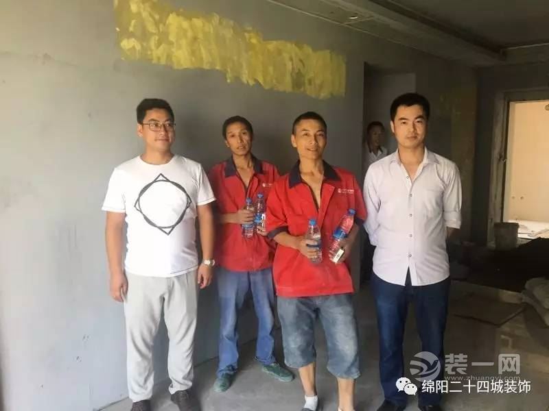 7月绵阳似洪炉 二十四城装饰公司为施工工人送清凉