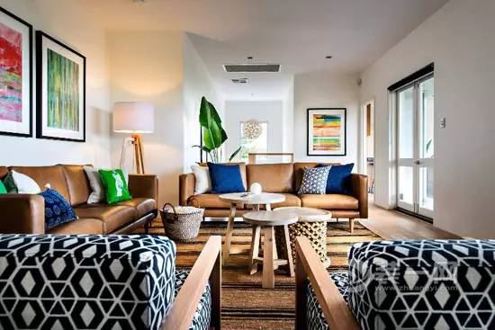田园风格公寓装修：驼色地毯和沙发椅固定区域
