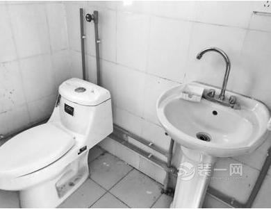 公租房内卫生间装好了坐便器和洗手池