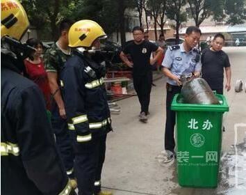 郑州一居民楼地下室装修工人用老旧煤气罐漏气危险