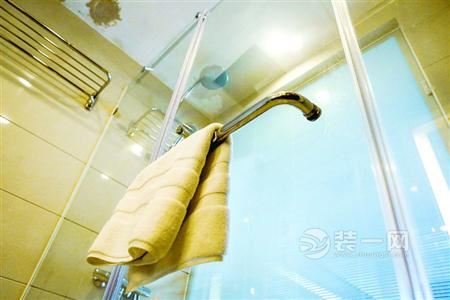 上海一家酒店浴室钢化玻璃门炸裂