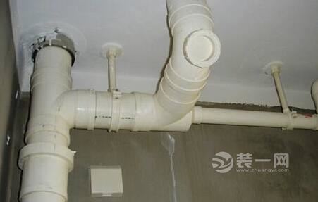 排水管老化导致墙面渗水