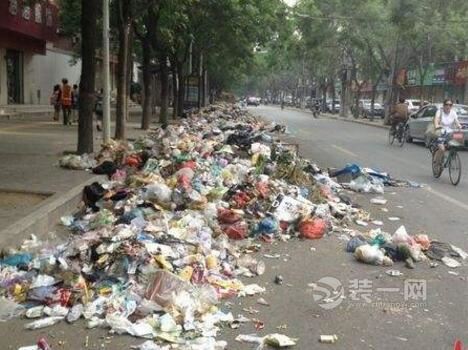 一夜间郑州一道路有大量装修垃圾 环卫工人无奈举报