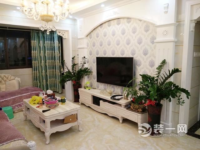 武汉广电兰亭时代112平三室两厅欧式风格客厅装修实景图