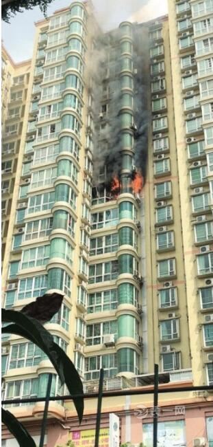 广州高楼突遭大火现场图