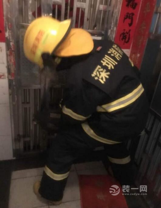 深圳梅林住宅起火现场图片