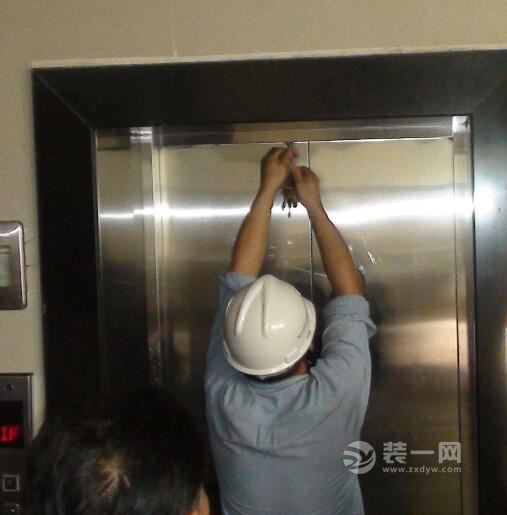 电梯出故障怎么办