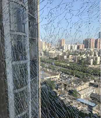 阳台玻璃爆裂