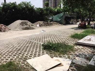 小区绿地被占用经营装修材料现场图