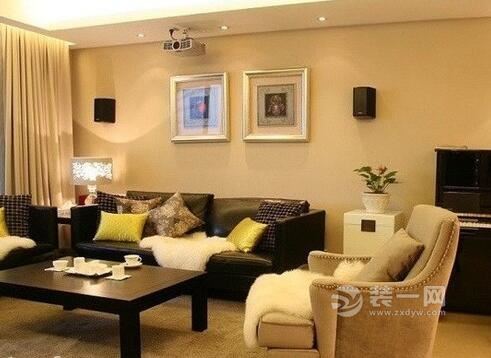 厚重的色彩，舒适的沙发坐垫，让整个客厅更加温暖。晕黄的灯光下，更加温馨自然。简单大方的沙发，实用舒适。整个客厅空间表现出了一种优雅、自然的生活。