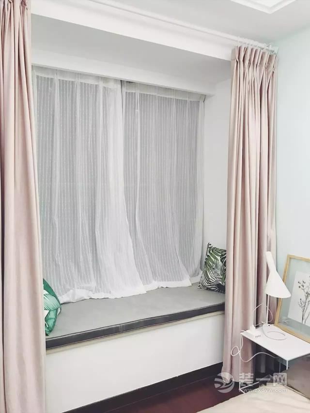 遮光帘装在卧室透光帘装在飘窗效果图