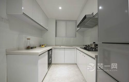 129平三居室现代简约风格装修效案例厨房图