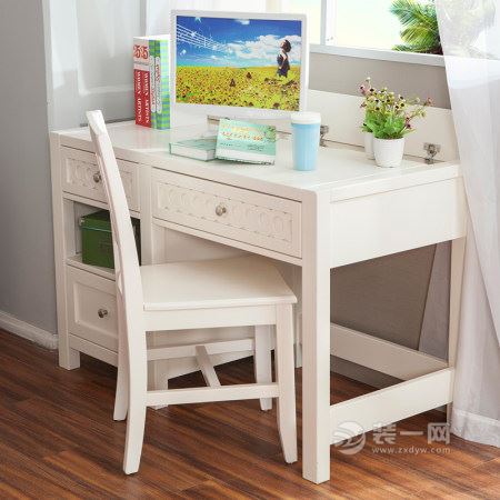 白色木质家具