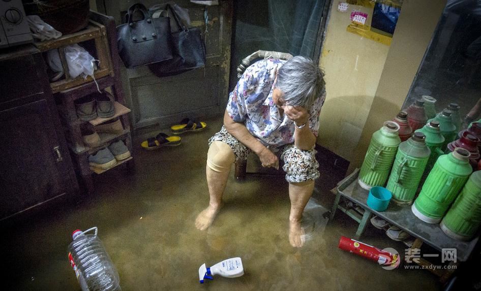 无锡暴雨居民家中被淹