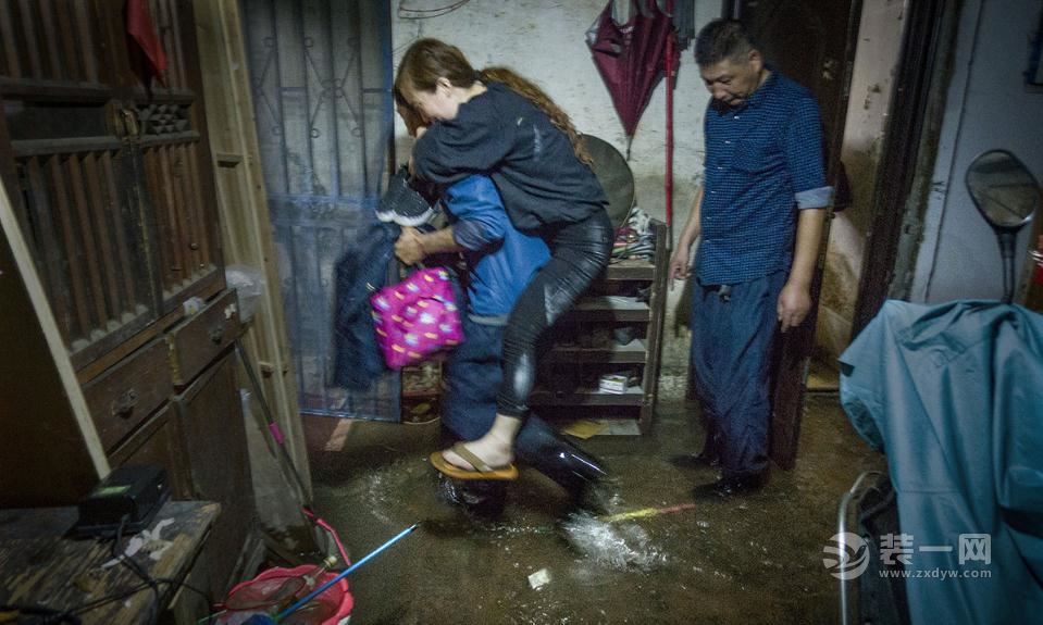 无锡暴雨居民家中被淹