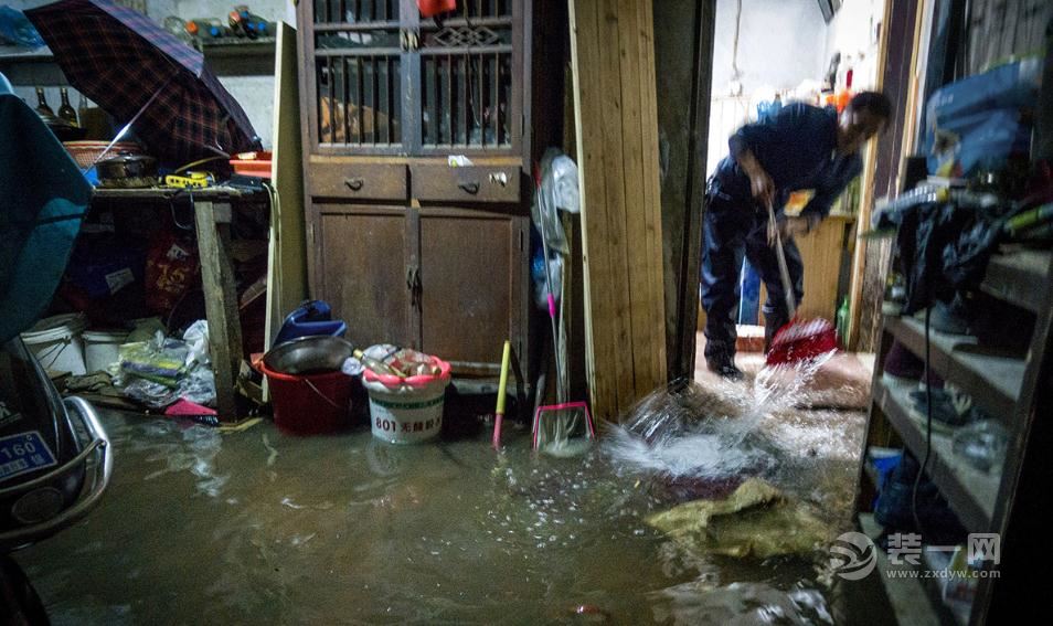 无锡暴雨居民家中被淹