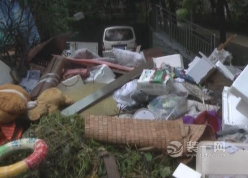 重庆某小区装修垃圾无人清运堆一人高