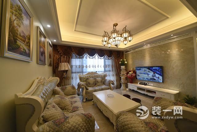 武汉清江山水125平三居室轻奢欧式古典风格客厅装修实景图