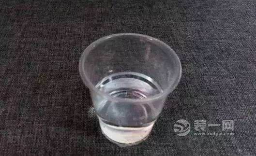 杯子里放上2/3的水