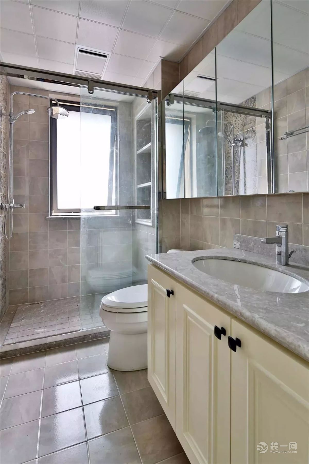 现代美式风格卫浴室装修效果图