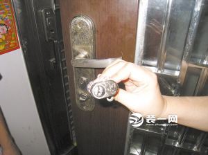 门锁被灌胶水